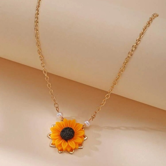 Kathrono Jewelry - 🌻 Lovely faux pearl sunflower necklace 🌻